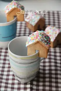 A cup of gingerbread house