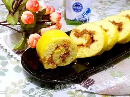 Meat pine cake rolls