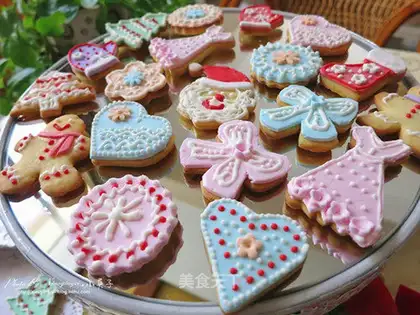 Christmas frosting cookies