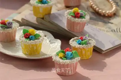 Rolling sugar and a cupcake