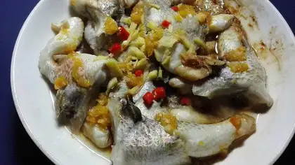 Yellow lanterns, hot sauce, steamed fish jaw