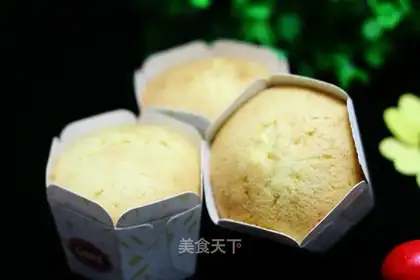 A non-oiled paper cup of honey cake