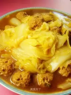 Stewed rice strips with cabbage and meatballs