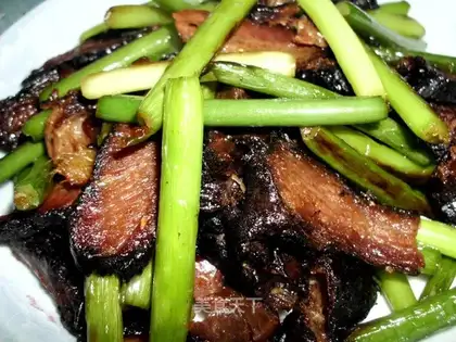 stir-fried bacon with garlic sprouts