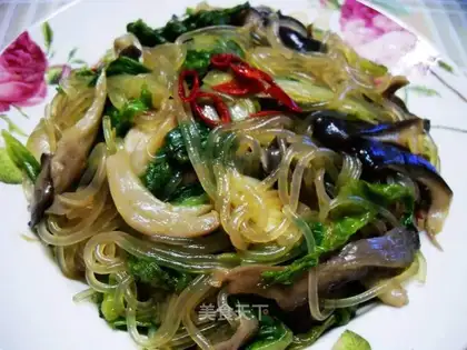 stir-fried flour with fresh lettuce and mushrooms