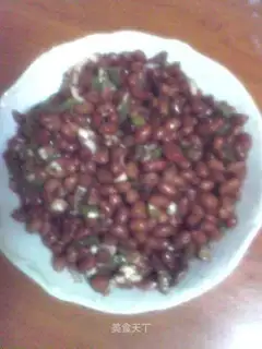 Mature vinegar peanuts mixed with spring onions