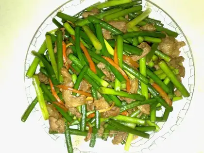 stir-fry pork with garlic sprouts