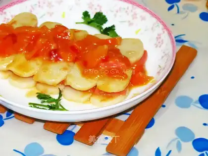Fried rice cake with tomato and ham