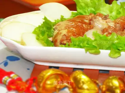 Cola chicken leg with pear