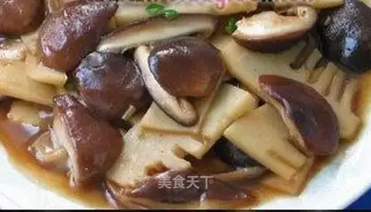 stir-fried winter mushrooms and bamboo shoots