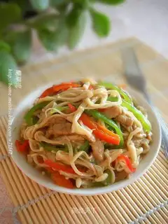 Shredded pork with double pepper and golden needle