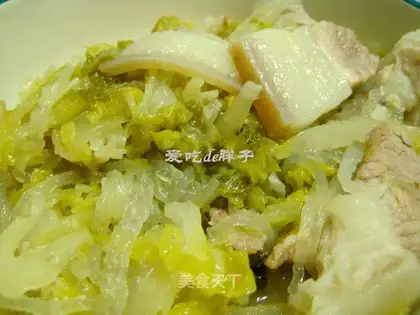 Stewed pork and pickled cabbage with vermicelli