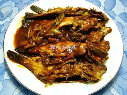 Braised fish in brown sauce