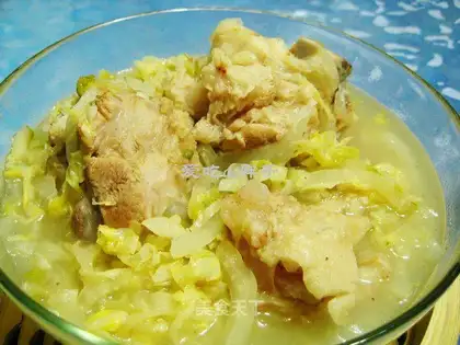 Stewed pickled cabbage with bone