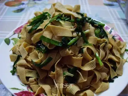 stir-fried dried tofu with leeks