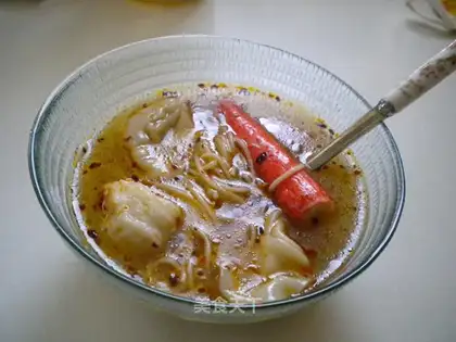 Hot and sour wonton noodles