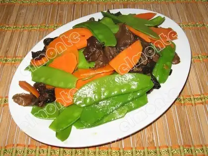 stir-fried peas with fungus