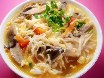 Tomato, mushroom and egg noodles