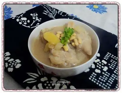 Stewed pork knuckle with soybeans