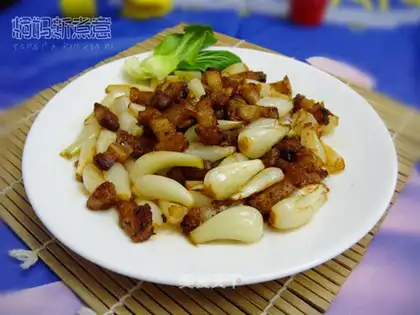 stir-fried roasted pork with rice straw head