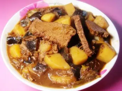 Roasted beef with eggplant and potatoes