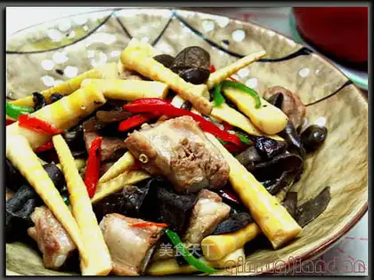 Stewed pork ribs with bamboo shoots