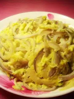 Scrambled eggs with onions