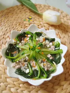 Serve the soup with eight treasures