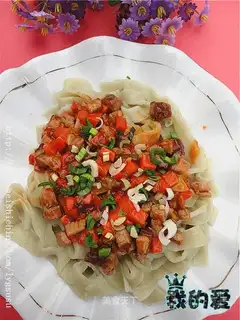 Noodles with bacon and fried sauce