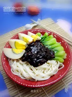 Noodles with strong flavor fried sauce