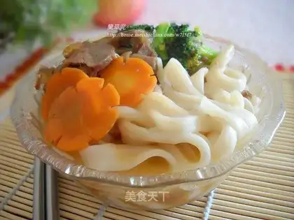 Fresh vegetables and beef ramen
