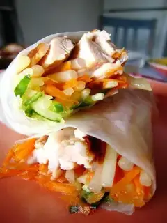 Fried chicken and mixed vegetables with rice roll
