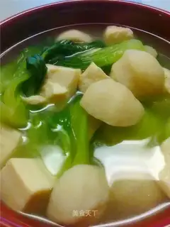 Green vegetables, tofu and fish ball soup