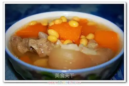 Papaya and soybean pork knuckle soup
