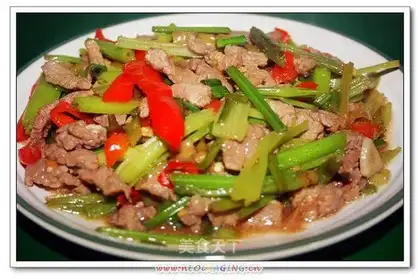 stir-fried beef with celery and pepper