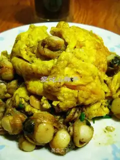 Scrambled eggs with scallop meat