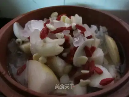 Stewed pear with white fungus and wolfberry
