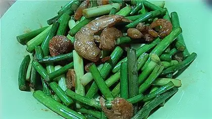 stir-fried shrimps with garlic sprouts