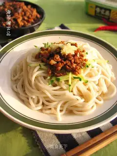 Mixed noodles with spicy meat sauce