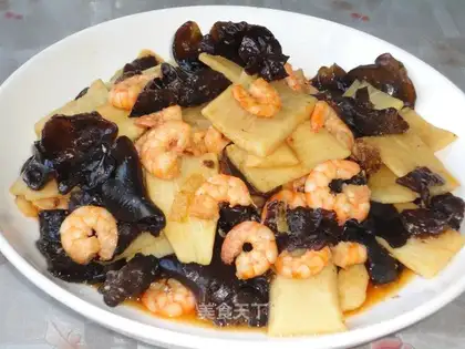 Fried shrimp balls with yam and fungus