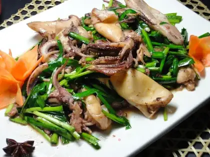 stir-fried pen tube with leeks