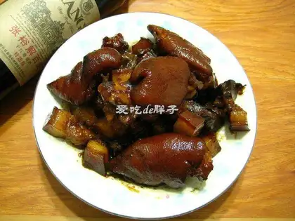Stewed pork belly with pork toes