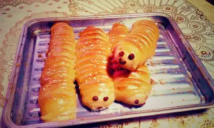 Bean-saloon caterpillar bread