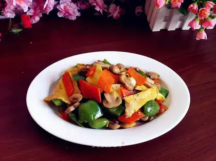 Eggs fried with mushrooms