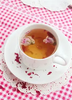 A rose-colored tea