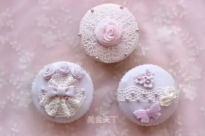 Lacey rolls sugar cake