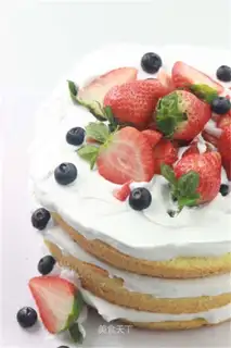 Christmas strawberry naked cake