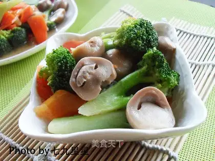 Straw mushrooms and broccoli
