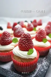 Christmas strawberry cake