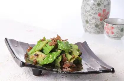 The beanfish fried the bitter melon